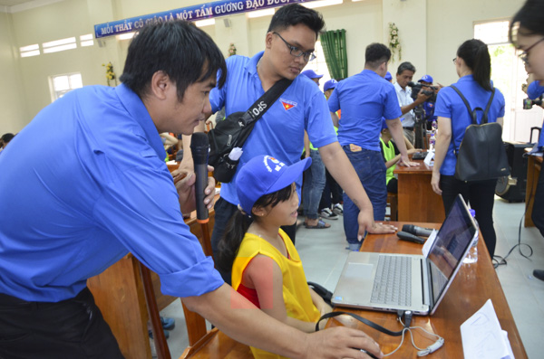 ĐVTN trang bị kỹ năng sử dụng máy vi tính thực hiện một số phần mềm đơn giản cho thiếu nhi xã Phước Tỉnh, huyện Long Điền.