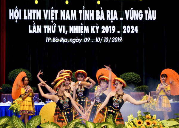 Tiết mục múa đương đại “Để Mị nói cho mà nghe” do CLB đội, nhóm tỉnh BR-VT biểu diễn trong chương trình khai mạc Đại hội Hội LHTNVN tỉnh.