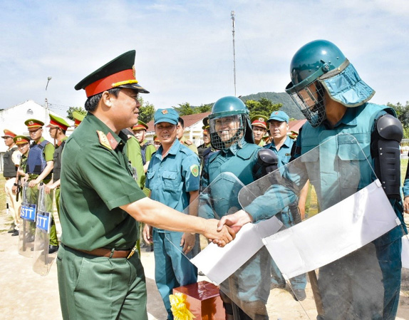 Đại tá Phạm Phú Ý, Chỉ huy trưởng Bộ CHQS tỉnh, Phó Trưởng Ban Thường trực Ban chỉ đạo diễn tập tỉnh động viên cán bộ, chiến sĩ tham gia diễn tập.