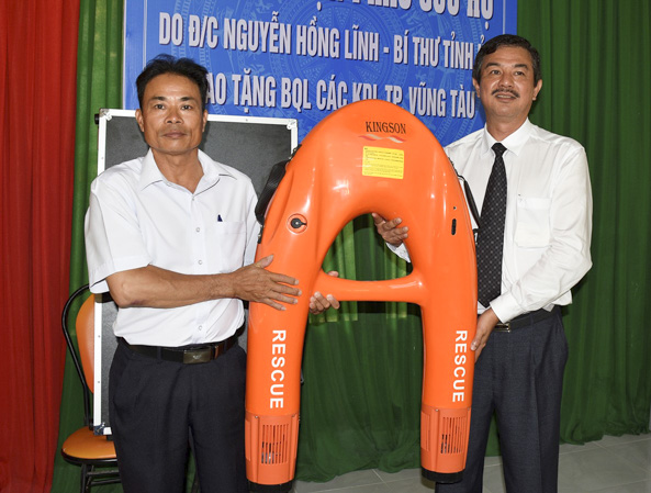 Ông Trịnh Hàng (bên phải) - Giám đốc Sở Du lịch trao tặng phao cứu hộ tự động cho đại diện Ban Quản lý các KDL TP.Vũng Tàu.