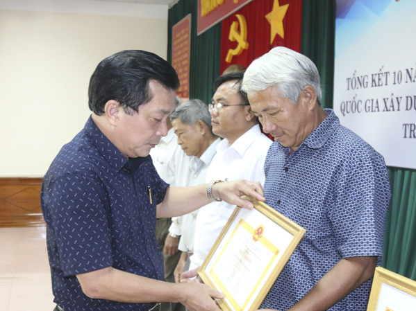 Ông Hồ Văn Lợi, Bí thư Huyện ủy Đất Đỏ tặng Giấy khen cho các tập thể đã có thành tích xuất sắc trong 10 năm thực hiện phong trào “Cả nước chung sức xây dựng nông thôn mới” giai đoạn 2011-2020 của Chính phủ.