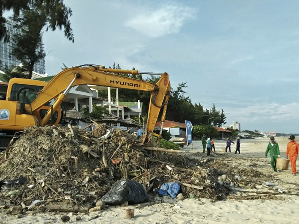 Công ty CP Dịch vụ Môi trường và Công trình đô thị Vũng Tàu đưa xe cẩu xuống bãi biển hỗ trợ các KDL dời rác lên bờ.