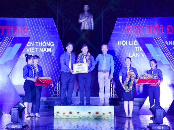Anh Lê Văn Minh, Bí thư Tỉnh Đoàn (bên trái) trao Bằng khen cho cán bộ, hội viên tiêu biểu có thành tích xuất sắc trong công tác Hội và phong trào thanh niên năm 2019.