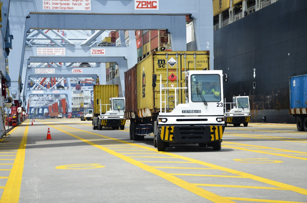 Xếp dỡ hàng container tại cảng CMIT.