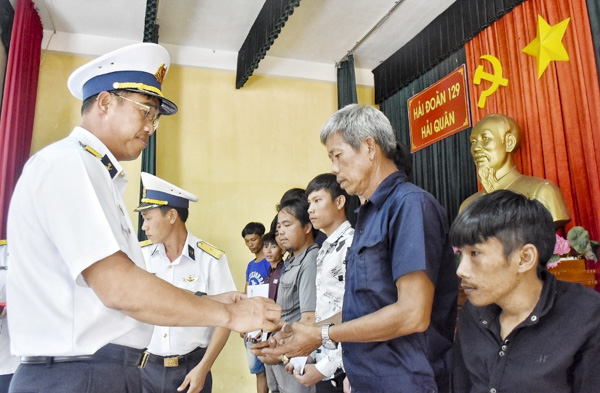 Lãnh đạo Tổng Công ty Tân cảng Sài Gòn trao tiền hỗ trợ cho các ngư dân của tàu cá BĐ 99137 TS.