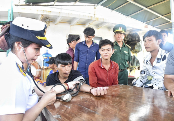 Quân y Hải đoàn 129 thăm khám, kiểm tra sức khỏe ngư dân khi vào bờ.