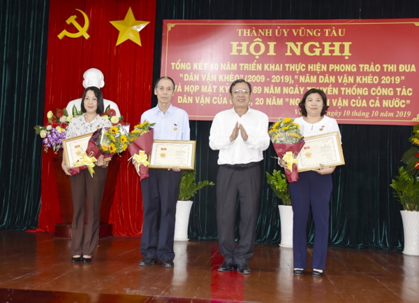 Ông Nguyễn Đăng Minh, Phó Bí thư Thường trực Thành ủy Vũng Tàu trao Kỷ niệm chương “Vì sự nghiệp Dân vận” của Ban Dân vận Trung ương cho 3 cá nhân có nhiều đóng góp cho sự nghiệp dân vận.