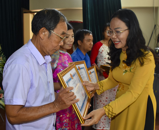 Bà Nguyễn Thị Thu Hương, Phó Chủ tịch UBND TP.Vũng Tàu trao Giấy khen cho các cá nhân đạt thành tích xuất sắc trong phong trào thi đua “Dân vận khéo” giai đoạn 2009-2019.