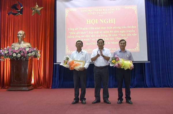 Thừa ủy quyền của Ban Dân vận Trung ương, ông Phạm Hòa (đứng giữa), Phó Trưởng Ban Dân vận Tỉnh ủy trao Kỷ niệm chương “Vì sự nghiệp Dân vận” cho 2 cá nhân có nhiều đóng góp cho sự nghiệp dân vận.