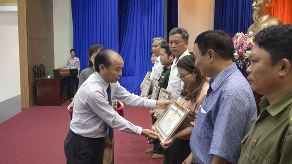 Ông Nguyễn Văn Việt, Phó Bí thư Thường trực Huyện ủy Châu Đức trao Giấy khen cho các cá nhân đạt thành tích xuất sắc trong phong trào thi đua “Dân vận khéo” giai đoạn 2009-2019.