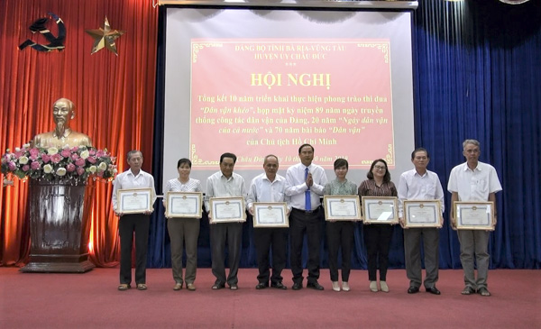 Ông Nguyễn Tấn Bản (đứng giữa), Phó Chủ tịch UBND huyện Châu Đức trao Giấy khen cho các cá nhân đạt thành tích xuất sắc trong phong trào thi đua “Dân vận khéo” giai đoạn 2009-2019.