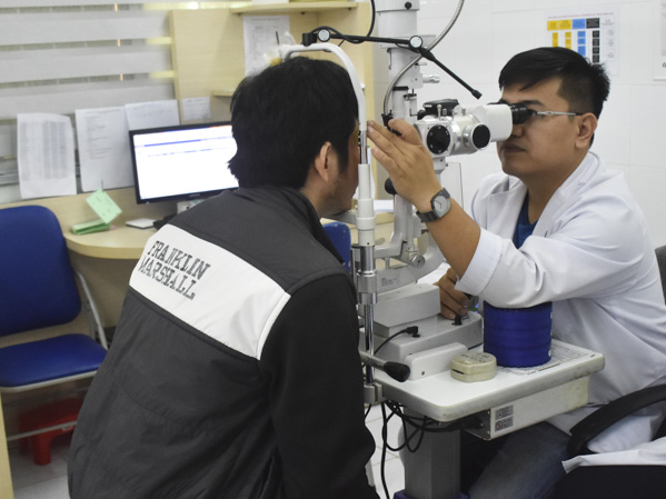 Bác sĩ khám, kiểm tra mắt cho bệnh nhân tại Bệnh viện Mắt tỉnh.