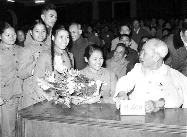 Chủ tịch Hồ Chí Minh nói chuyện thân mật với đại biểu Thanh niên xung phong dự Đại hội Thanh niên xung phong chống Mỹ cứu nước toàn miền Bắc (tháng 1/1967). Ảnh tư liệu.