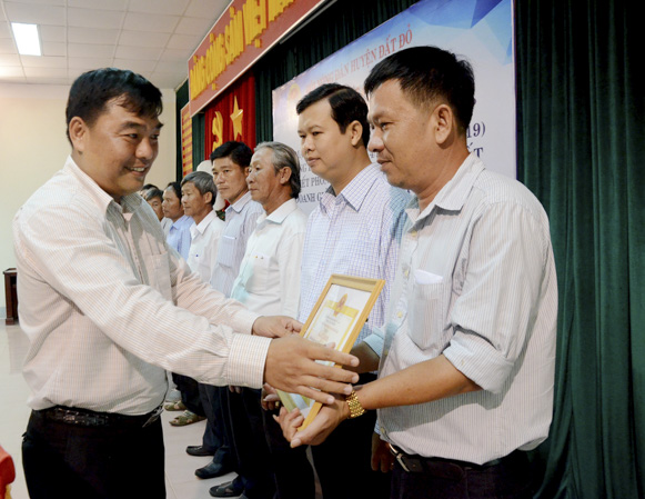 Ông Huỳnh Sơn Thái, Phó Chủ tịch UBND huyện Đất Đỏ trao Giấy khen cho các tập thể  có thành tích xuất sắc trong phong trào nông dân sản xuất kinh doanh giỏi năm 2019.