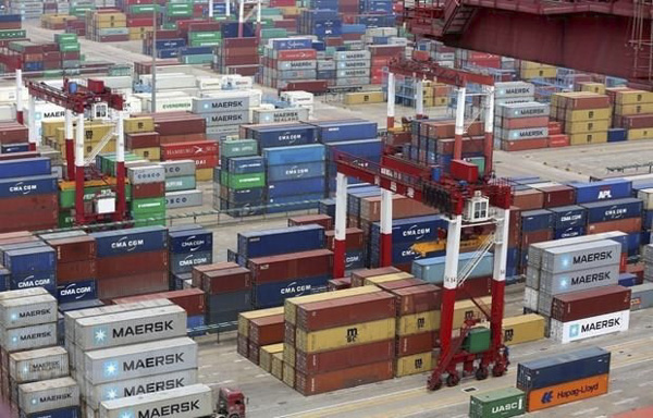 Container hàng hóa được xếp tại cảng ở Thanh Đảo, tỉnh Sơn Đông, Trung Quốc. 