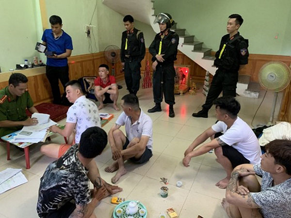 Kiểm tra nơi ở của các đối tượng. Ảnh: Công an cung cấp