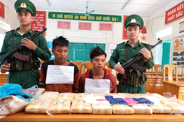 2 đối tượng người Lào bị bắt giữ cùng 100 ngàn viên ma túy