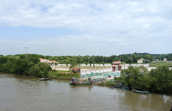 Khu di tích lịch sử Tượng đài “Đoàn tàu không số” Lộc An bên dòng sông Ray. Ảnh: NGỌC BÍCH