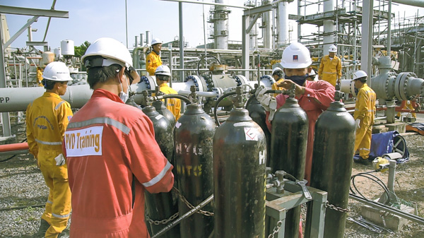 Công nhân các nhà thầu tham gia bảo dưỡng Nhà máy khí Dinh cố.