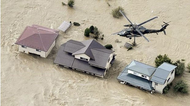 Máy bay trực thăng giải cứu những người bị mắc kẹt trong nhà của họ khi dòng sông Chikuma vỡ bờ.