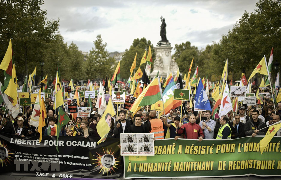 Người dân tuần hành tại Paris, Pháp phản đối  chiến dịch quân sự của Thổ Nhĩ Kỳ nhằm vào  các lực lượng người Kurd ở Syria. 