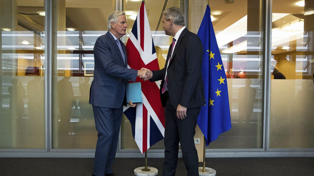 Trưởng đoàn đàm phán Brexit của EU Michel Barnier (trái) và Bộ trưởng Brexit của Anh Stephen Barclay tại vòng đàm phán ở Brussels, Bỉ.