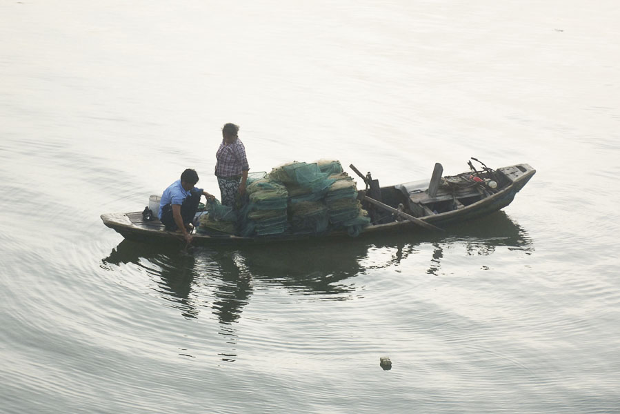Ngư dân thu lưới rập trên sông Cỏ May.