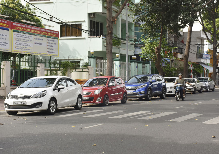 Xe ô tô đậu không đúng quy định, lấn chiếm lòng đường Nguyễn Trường Tộ (TP. Vũng Tàu).