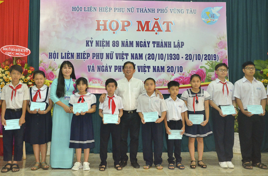 Bà Mai Ngọc Oanh, Chủ tịch Hội LHPN TP. Vũng Tàu và ông Nguyễn Văn Lang, Giám đốc Công ty TNHH Xây dựng Lang Phong trao học bổng cho HS nghèo.