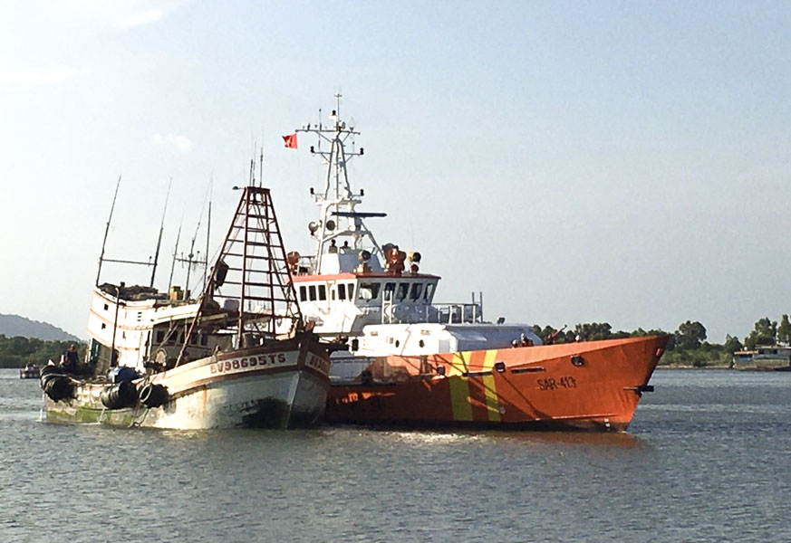 Tàu SAR 413 hỗ trợ đưa tàu cá bị phá nước trên biển về bờ.