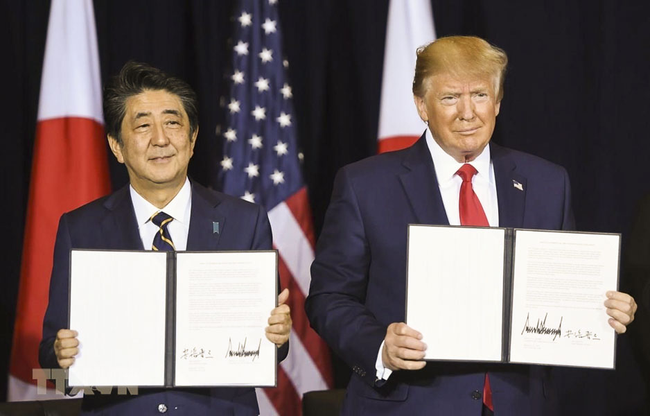Thủ tướng Nhật Bản Shinzo Abe và Tổng thống Mỹ Donald Trump tại lễ ký thỏa thuận  thương mại song phương ở New York (Mỹ) ngày 25/9. (Nguồn: AFP)