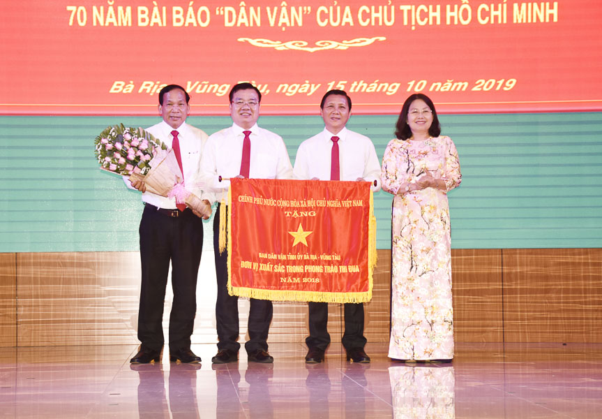 Bà Nguyễn Thị Yến, Phó Bí thư Thường trực Tỉnh ủy, Trưởng Đoàn ĐBQH tỉnh trao Cờ Thi đua của Chính phủ cho tập thể Ban Dân vận Tỉnh ủy. 