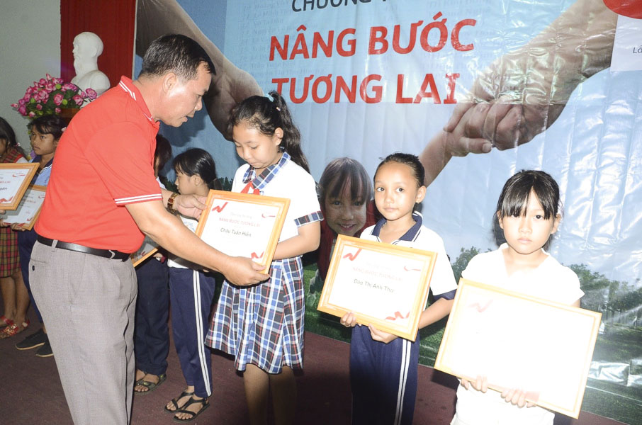 Ông Nguyễn Thành Tài, Chủ tịch Hội CTĐ huyện Châu Đức trao tặng học bổng cho các em HS nghèo vượt khó trên địa bàn huyện.