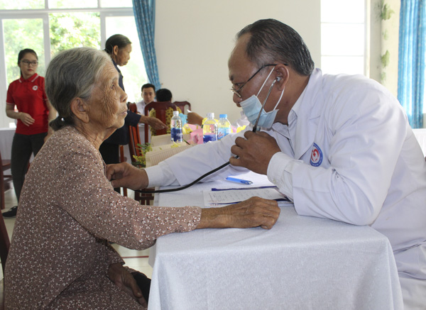 Bác sĩ tình nguyện của Hội Chữ thập đỏ tỉnh khám bệnh, tư vấn sức khỏe cho người nghèo huyện Châu Đức.