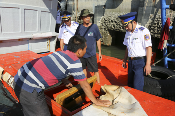 Lực lượng Bộ Tư lệnh Vùng Cảnh sát biển 3 kiểm tra số lượng dầu trên tàu TG 90959 TS.