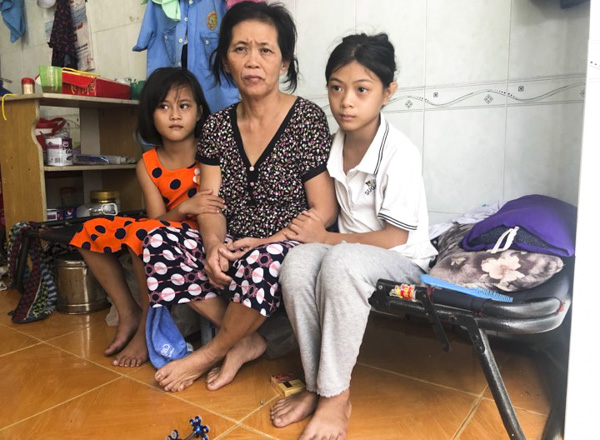 Bà Nguyễn Thị Sương bệnh tật, 2 cháu ngoại Võ Thị Luyến và Võ Thị Hoa không được đi học.