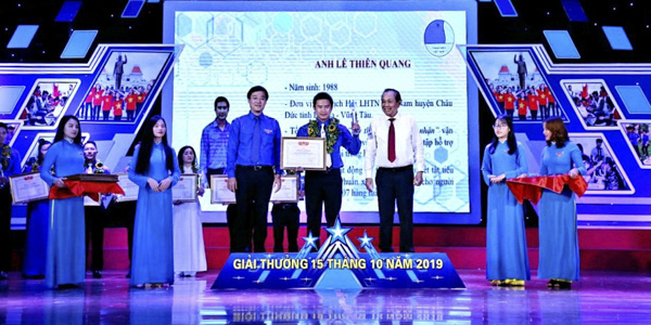 Anh Lê Thiên Quang (giữa) được trao giải thưởng “15 tháng 10”.