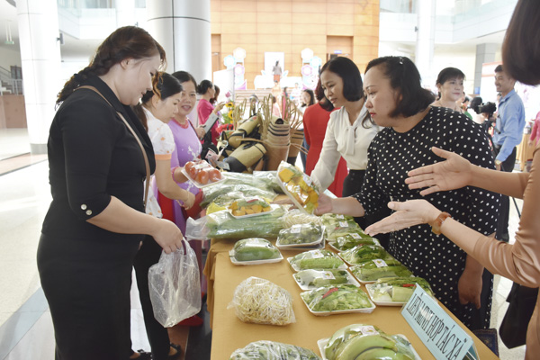 Các đại biểu tham quan và mua sắm tại gian hàng rau an toàn của các phụ nữ Liên minh Hợp tác xã Tiện lợi (huyện Xuyên  Mộc).