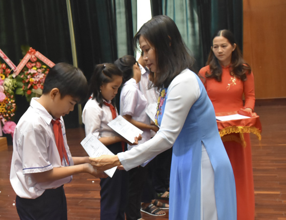 Bà Lê Thị Kim Thu, Chủ tịch Hội LHPN tỉnh tặng học bổng cho HS có hoàn cảnh khó khăn.
