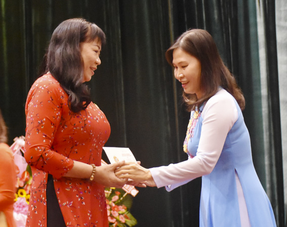 Bà Nguyễn Thị Men, nguyên Giám đốc Nhà Thiếu nhi tỉnh được nhận Kỷ niệm chương “Vì sự phát triển của phụ nữ Việt Nam” của Đoàn Chủ tịch Hội LHPN Việt Nam tại buổi họp mặt.