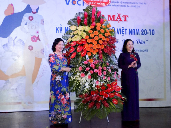 Thay mặt lãnh đạo tỉnh, bà Nguyễn Thị Yến, Phó Bí thư Thường trực Tỉnh ủy, Trưởng ĐBQH tỉnh tặng lẵng hoa chúc mừng cho các nữ doanh nhân nhân buổi họp mặt kỷ niệm ngày Phụ nữ Việt Nam.