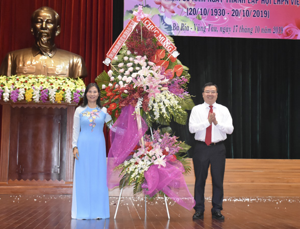 Ông Nguyễn Văn Đồng, Ủy viên Ban Thường vụ Tỉnh ủy, Trưởng Ban Dân vận Tỉnh ủy tặng hoa chúc mừng hội viên Hội LHPN các cấp tại buổi họp mặt.