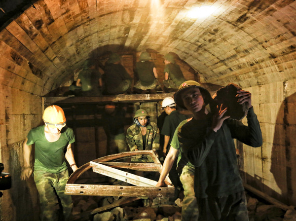Chiến sĩ Tiểu đoàn Công binh 792 - BCHQS huyện Côn Đảo đang thi công một công trình.
