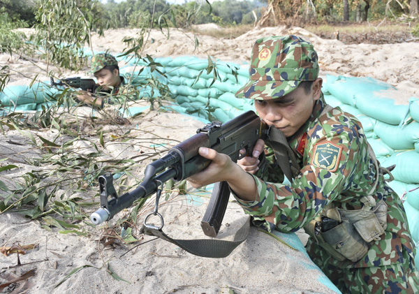 Chiến sĩ LLVT tỉnh hăng say luyện tập kỹ thuật tác chiến cho nhiệm vụ sẵn sàng chiến đấu.