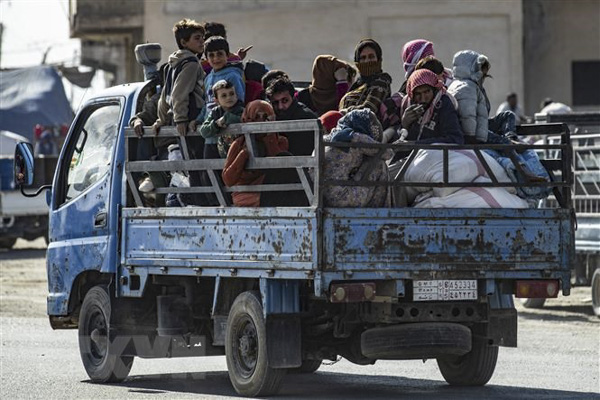 Người dân Syria sơ tán tránh chiến sự tại thị trấn Ras al-Ain ngày 15/10. (Nguồn: AFP)