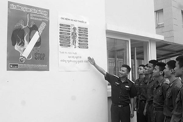 Tuyên truyền về tác hại của thuốc lá cho lính trẻ trong quân đội.