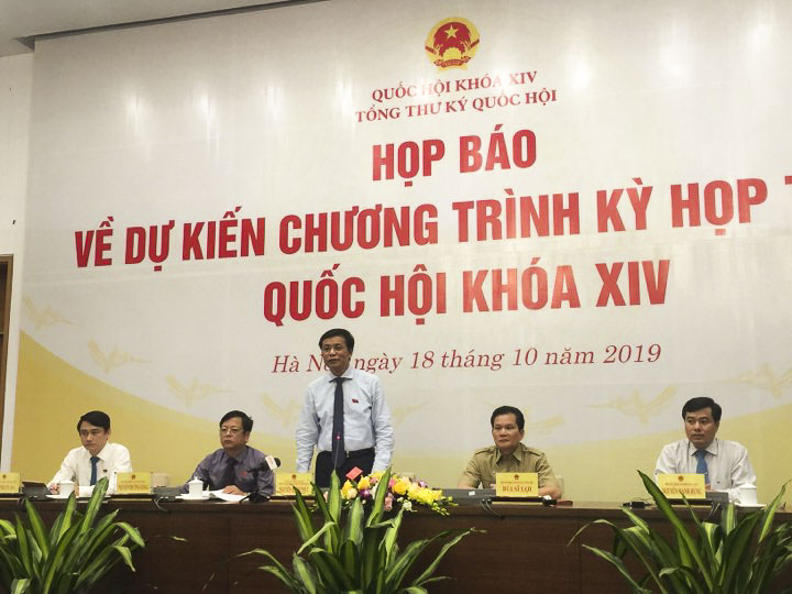 Tổng thư ký Quốc hội Nguyễn Hạnh Phúc trao đổi tại buổi họp báo về dự kiến chương trình kỳ họp thứ 8,  Quốc hội khoá XIV.