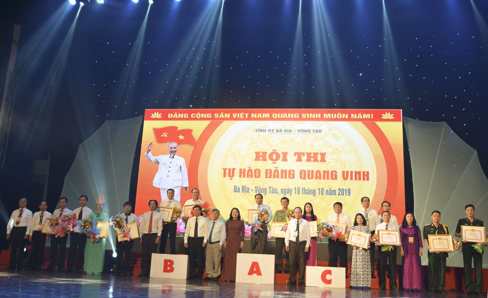 Ban Tổ chức trao giải cho các đội đoạt giải hội thi “Tự hào Đảng quang vinh” năm 2019.