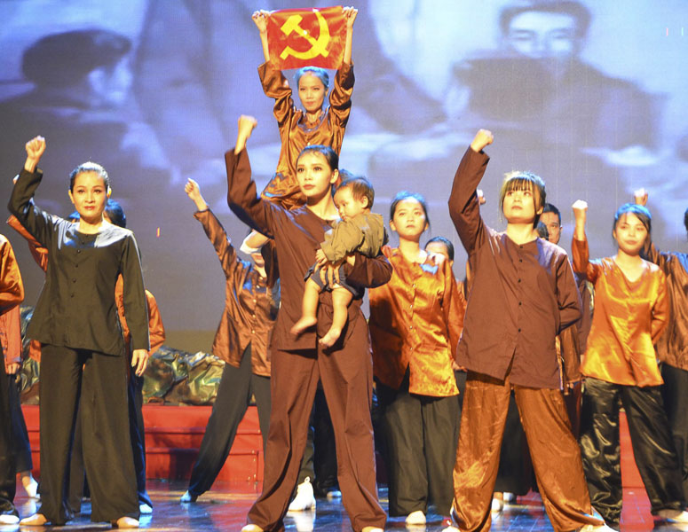Bé Bùi Ngọc An Nhiên (10 tháng tuổi) tham gia diễn trên sân khấu.