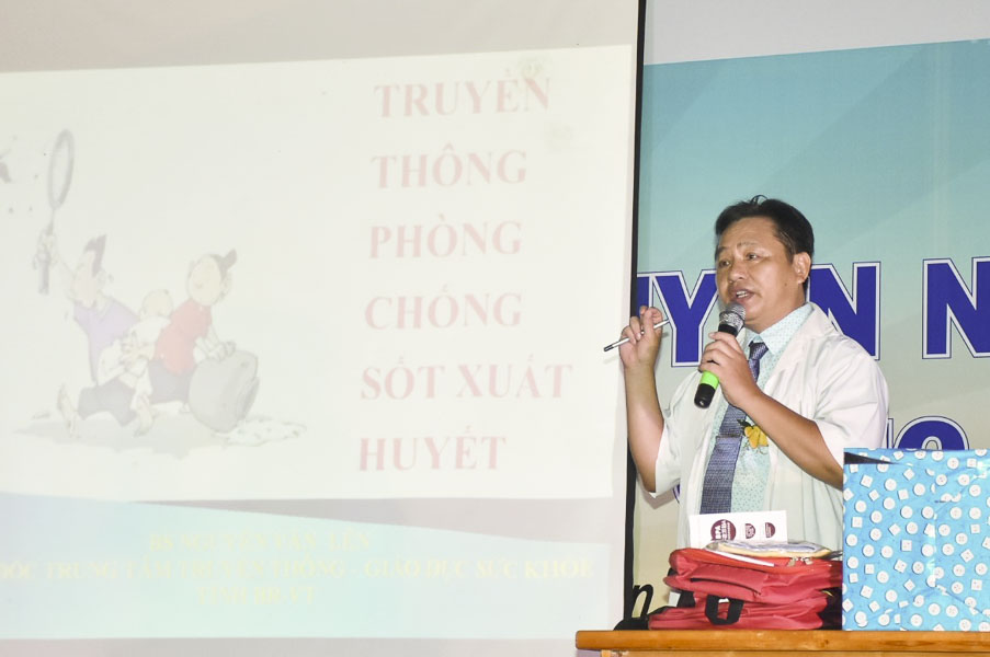 Bác sĩ Nguyễn Văn Lên nói về việc phòng, chống bệnh truyền nhiễm và giáo dục sức khỏe cộng đồng cho người dân xã Long Sơn.